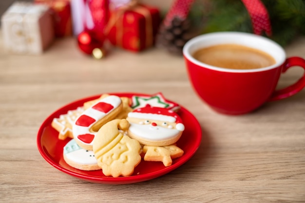 Buon Natale con biscotti fatti in casa e tazza di caffè sul fondo della tavola in legno. Vigilia di Natale, festa, vacanza e concetto di felice anno nuovo