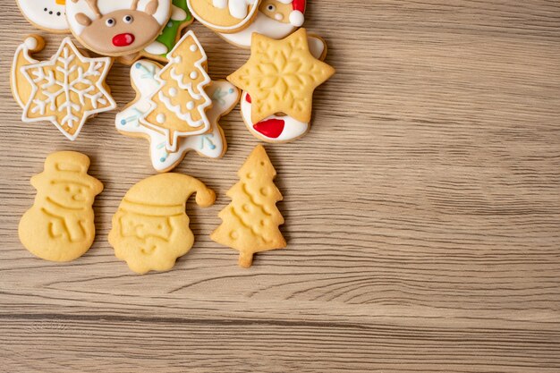 Buon Natale con biscotti fatti in casa sul fondo della tavola in legno. Concetto di Natale, festa, vacanza e felice anno nuovo