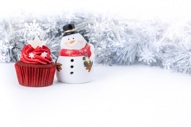 Buon Natale con cupcake rosso e pupazzo di neve