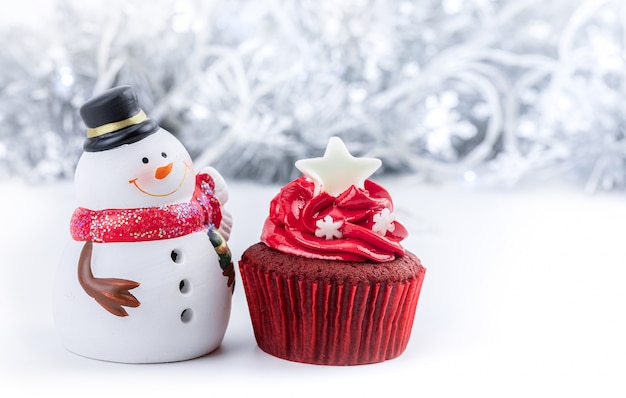 Buon Natale con cupcake rosso e pupazzo di neve