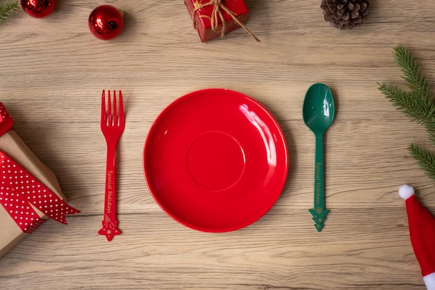 Buon Natale con forchetta e cucchiaio piatto su sfondo tavolo in legno Festa di Natale e felice anno nuovo concetto