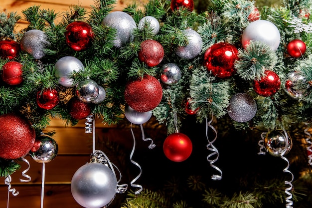 Buon Natale e Buone Feste. Decorazione dell'albero di Natale.