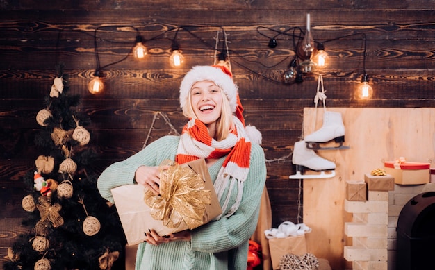 Buon natale e buone feste felice ragazza con regalo di natale regalo la mattina prima di natale po...