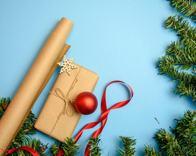 Buon Natale e Buone Feste. Preparazione dei regali di Natale. Carta artigianale, regali, decorazioni natalizie. Tradizioni natalizie in famiglia.