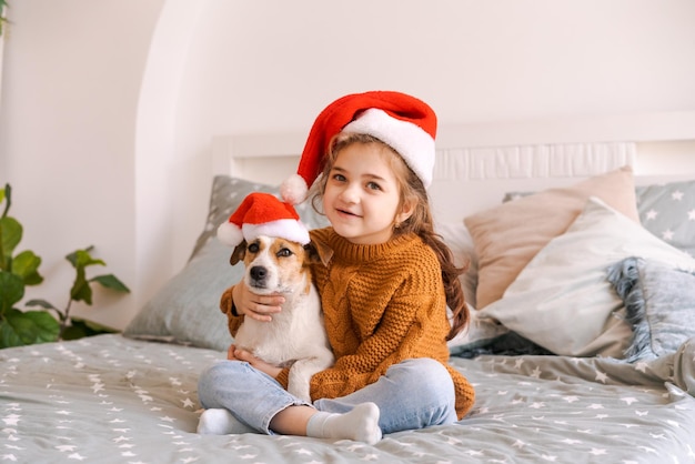 Buon Natale e Felice Anno Nuovo Adorabile bambina che indossa Babbo Natale