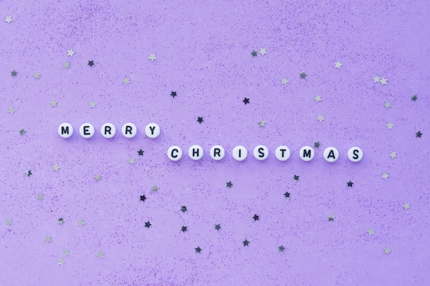 Buon Natale e Felice Anno nuovo. Cartolina di tendenza viola e argento brillante. Design alla moda