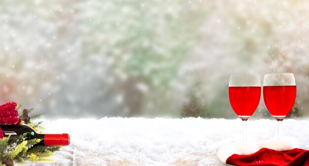 Buon Natale e felice anno nuovo con vino rosso. Vacanze invernali con neve e decorazioni.