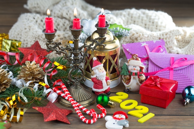 Buon Natale e Felice Anno Nuovo concetto con regali e decorazioni natalizie