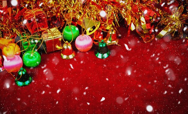 Buon Natale e felice anno nuovo concetto Regalo di Natale con palline colorate starssnow