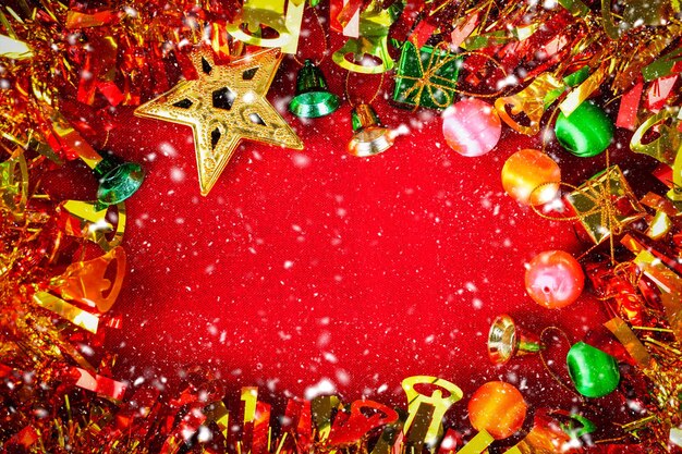 Buon Natale e felice anno nuovo concetto Regalo di Natale con palline colorate stelle