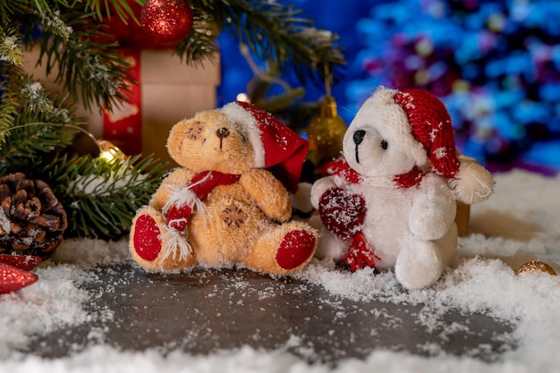 Buon Natale e Felice Anno nuovo. Decorazione per le vacanze della stagione invernale con orsacchiotto e regalo a casa.