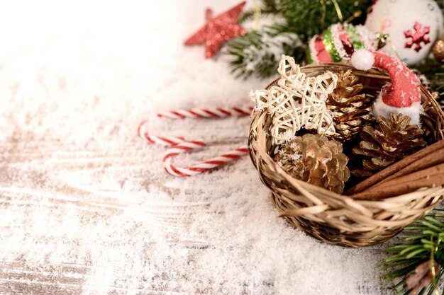 Buon Natale e felice anno nuovo sfondo. Decorazione per le vacanze invernali con regalo e regalo.