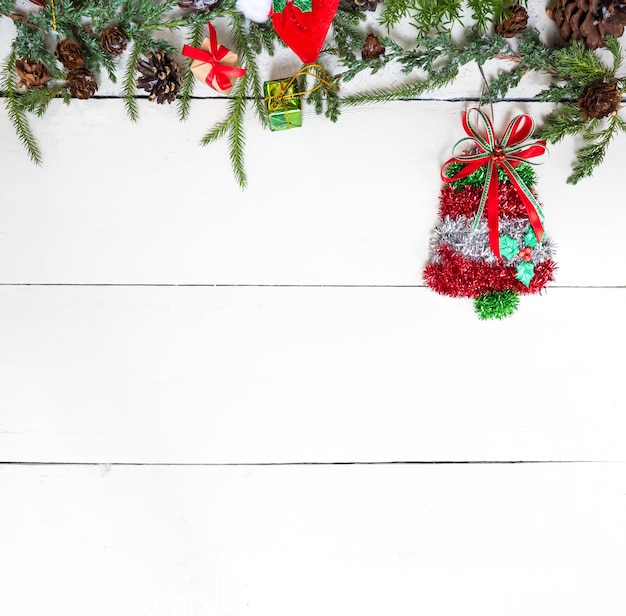 Buon Natale e felice anno nuovo sfondo, stagione invernale con neve e decorazioni