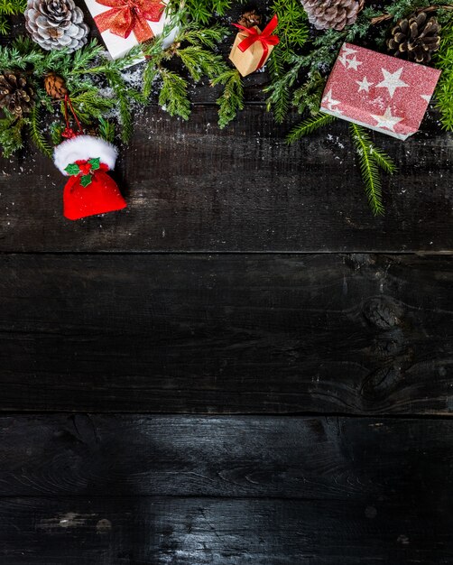 Buon Natale e Felice Anno Nuovo, stagione invernale con neve e decorazioni