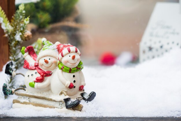 Buon Natale e Felice Anno nuovo. Vacanza invernale con neve e decorazioni.