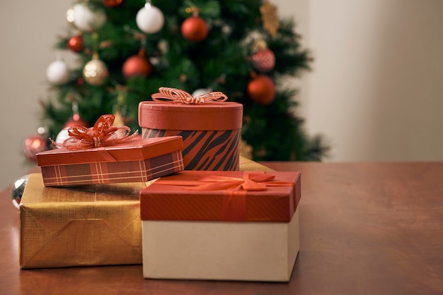 Buon Natale e Felice Anno Nuovo Vacanze Decorare l'albero di Natale al chiuso