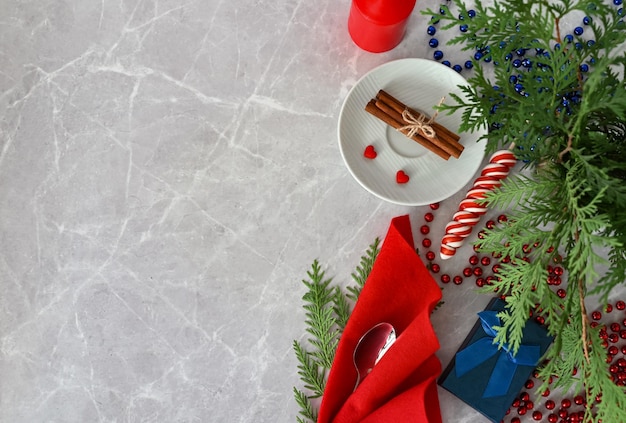 Buon natale felice anno nuovo tema Composizione dai rami di un albero di Natale naturale e decorazione di palline rosse su uno sfondo di tavole di legno chiaro Vista dall'altoPosto per il tuo testo