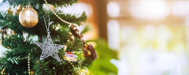 Buon Natale, primo piano di palline colorate, scatola regalo e decorazione di pacchi di auguri di Natale su sfondo verde albero di Natale Decorazione durante il periodo di Natale e Capodanno.