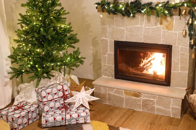 Buon Natale Regali di Natale impacchettati con stile, albero di Natale con luci festive e accogliente caminetto acceso Atmosferica vacanza alla vigilia di Natale