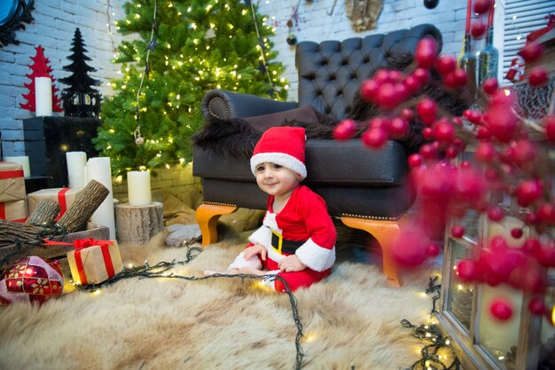 Buon Natale Ritratto di un bambino emotivo con un costume di Capodanno.