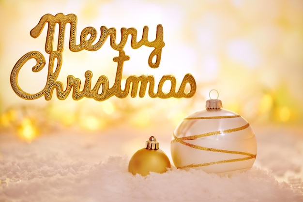 Buon Natale Scatto di decorazioni natalizie dorate con un messaggio di buon Natale