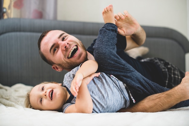 Buon padre e figlio che giocano insieme