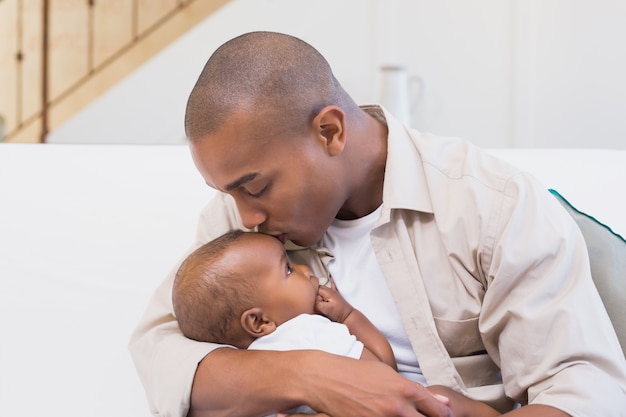 Buon padre trascorrere del tempo con il bambino sul divano