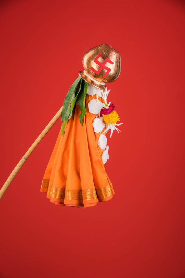 Foto buon saluto gudi padwa - è un capodanno indù celebrato in tutta l'india dove gudhi viene eretto fuori casa fatta di bastoncini di bambù, stoffa, ghirlanda, neem e foglie di mango con kalash