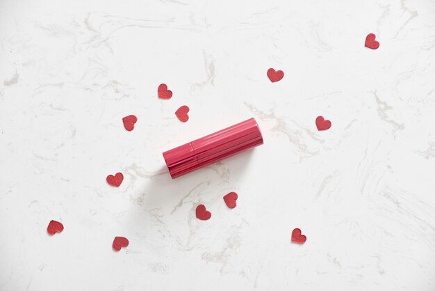 Buon San Valentino concetto su foglio di carta vintage con rossetto