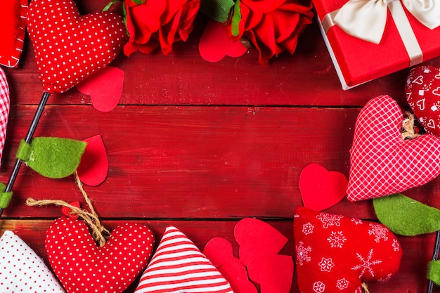 Buon San Valentino giorno e cuore. Carta con felice giorno di San Valentino e cuore sul backgro in legno