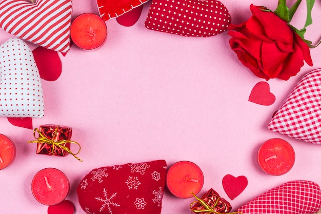 Buon San Valentino giorno e cuore. Carta con felice giorno di San Valentino e cuore sul backgro in legno