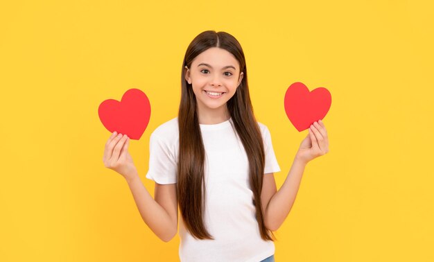 Buon San Valentino sii la mia ragazza teenager di San Valentino su sfondo giallo amore presente