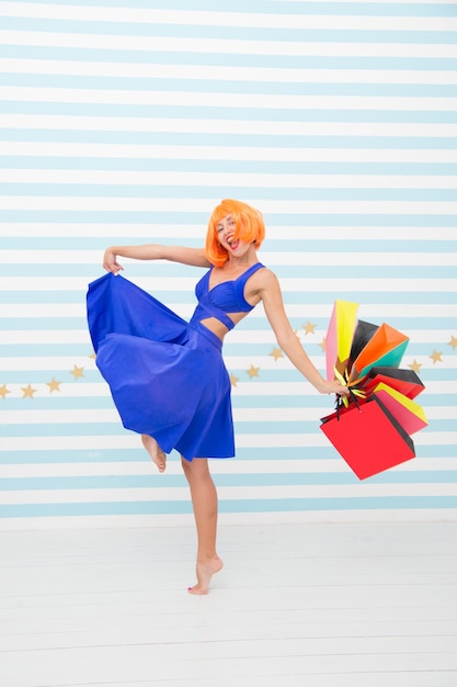 Buon shopping online Buone vacanze Ultimi preparativi grande vendita nel centro commerciale Moda Saldi del Black Friday donna felice andare a fare shopping Ragazza pazza con le borse della spesa Buon acquisto