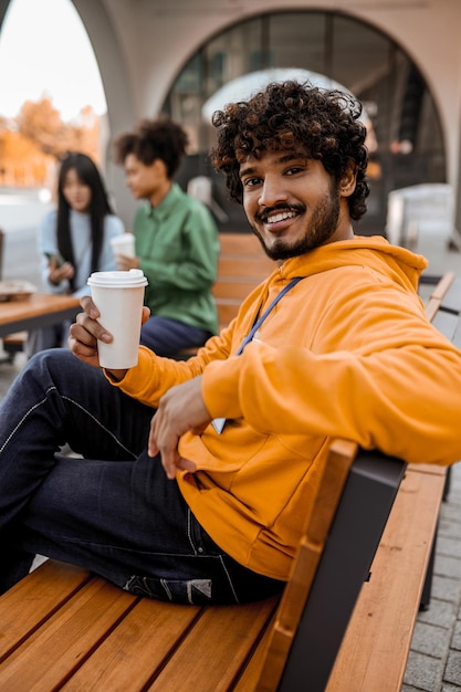 Buon umore. Giovane ragazzo sorridente in felpa con cappuccio arancione nan