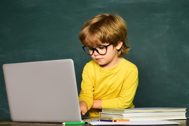 Buon umore sorridente ampiamente a scuola Istruzione prima Istruzione Bambini in scuola Bambini felici della scuola Kid