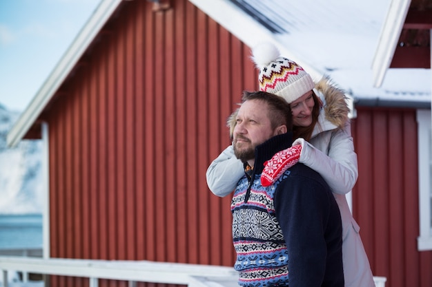 Buon viaggio in famiglia alle isole Lofoten. coppia uomo e ragazza divertente in posa per la fotocamera. Norvegia