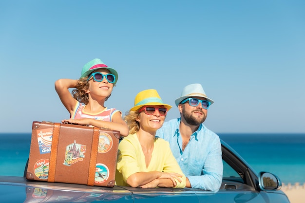 Buon viaggio in famiglia in auto al mare Madre, padre e figlia, divertirsi in cabriolet blu Concetto di vacanza estiva