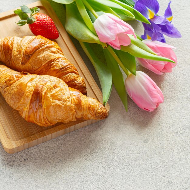 Buona Festa della Madre, bella colazione con croissant freschi.