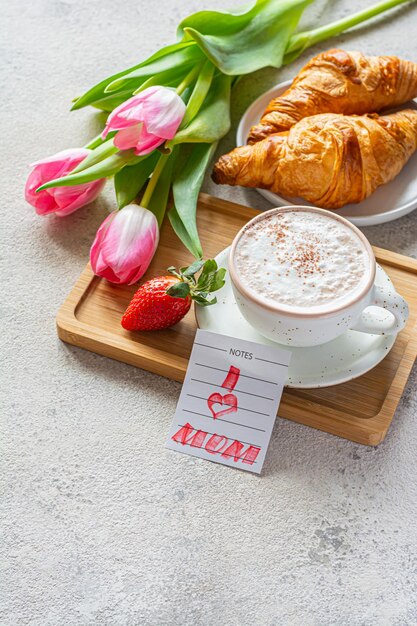 Buona Festa della Madre, bella colazione, pranzo con una tazza di caffè e cappuccino.