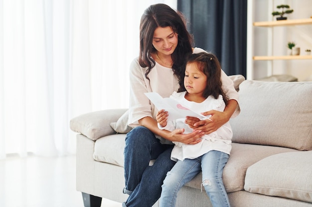 Buona festa della mamma Donna e sua figlia che trascorrono del tempo insieme a casa