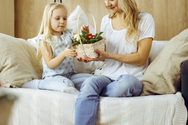 Buona festa della mamma. La figlia del bambino si congratula con la mamma e le dà la cartolina con il disegno del cuore. Concetti di famiglia e infanzia