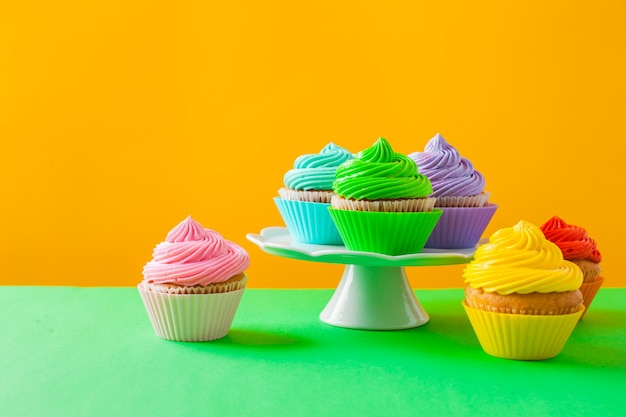 Buona festa di compleanno. Cupcakes color arcobaleno per gli ospiti