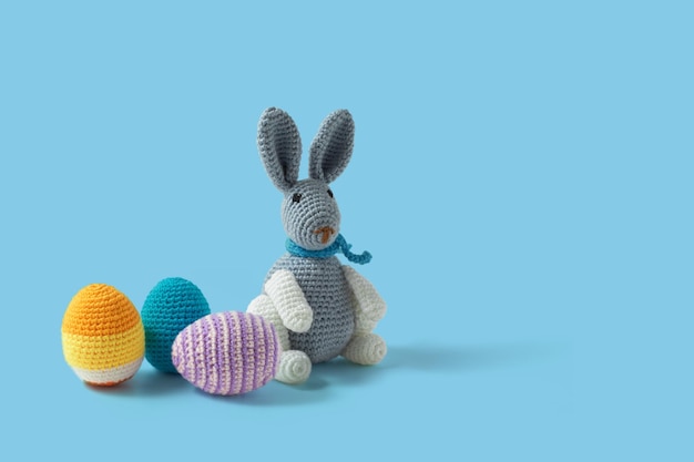 Buona Pasqua all'uncinetto Coniglio e uova di Pasqua realizzate all'uncinetto e coniglio Amigurumi in lana colorata