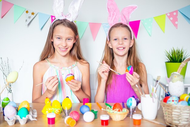 Buona Pasqua. Bei bambini che indossano le orecchie del coniglietto il giorno di Pasqua.