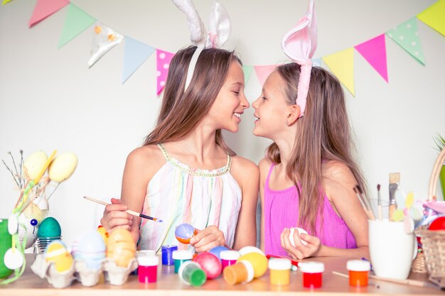 Buona Pasqua. Bei bambini che indossano le orecchie del coniglietto il giorno di Pasqua.