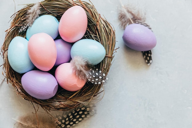 Buona Pasqua concetto di preparazione per le vacanze colorate pastello decorate uova di Pasqua nel nido con feat
