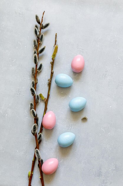 Buona Pasqua concetto di preparazione per le vacanze uova di Pasqua decorate d'oro salice su pietra di cemento g...