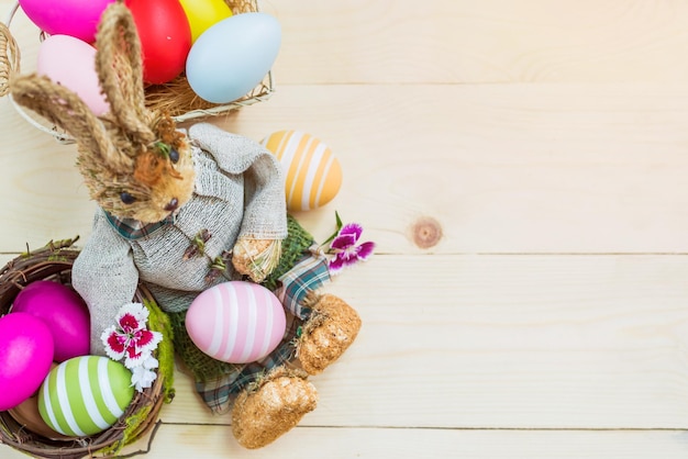 Buona Pasqua, coniglietto e uovo per festeggiare ad aprile.