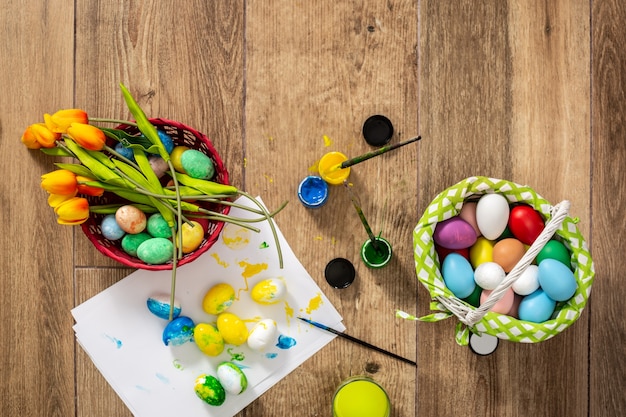 Buona Pasqua! Dipingere le uova di Pasqua a casa