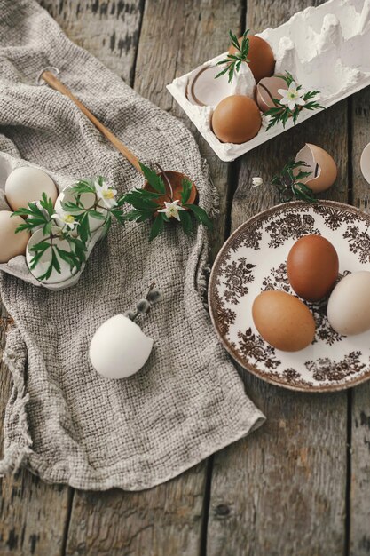 Buona Pasqua Pasqua rustica ancora vita Uova di pasqua naturali fiori primaverili tela piatta